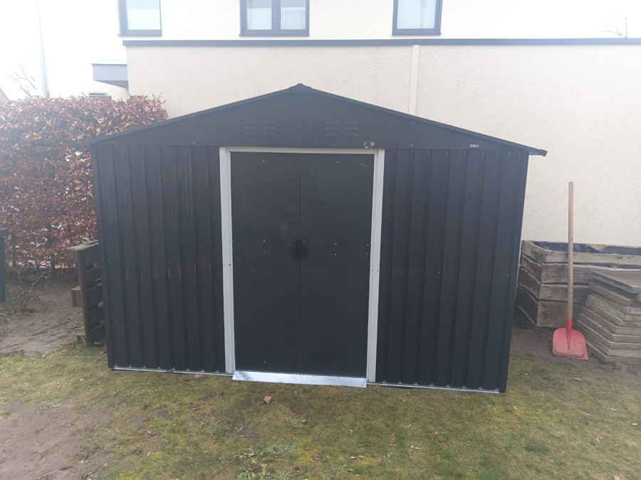 Aufgebautes Metall-Gerätehaus im Garten