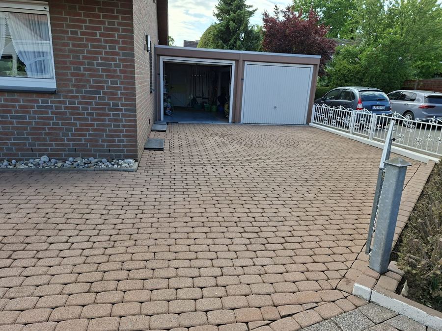 Saubere gepflasterte Hofeinfahrt vor einer Doppelgarage