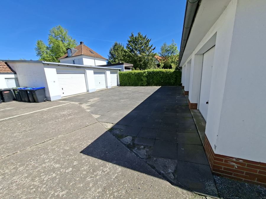 Gekehrter Garagenhof mit Mülltonnen an einer Wohnanlage